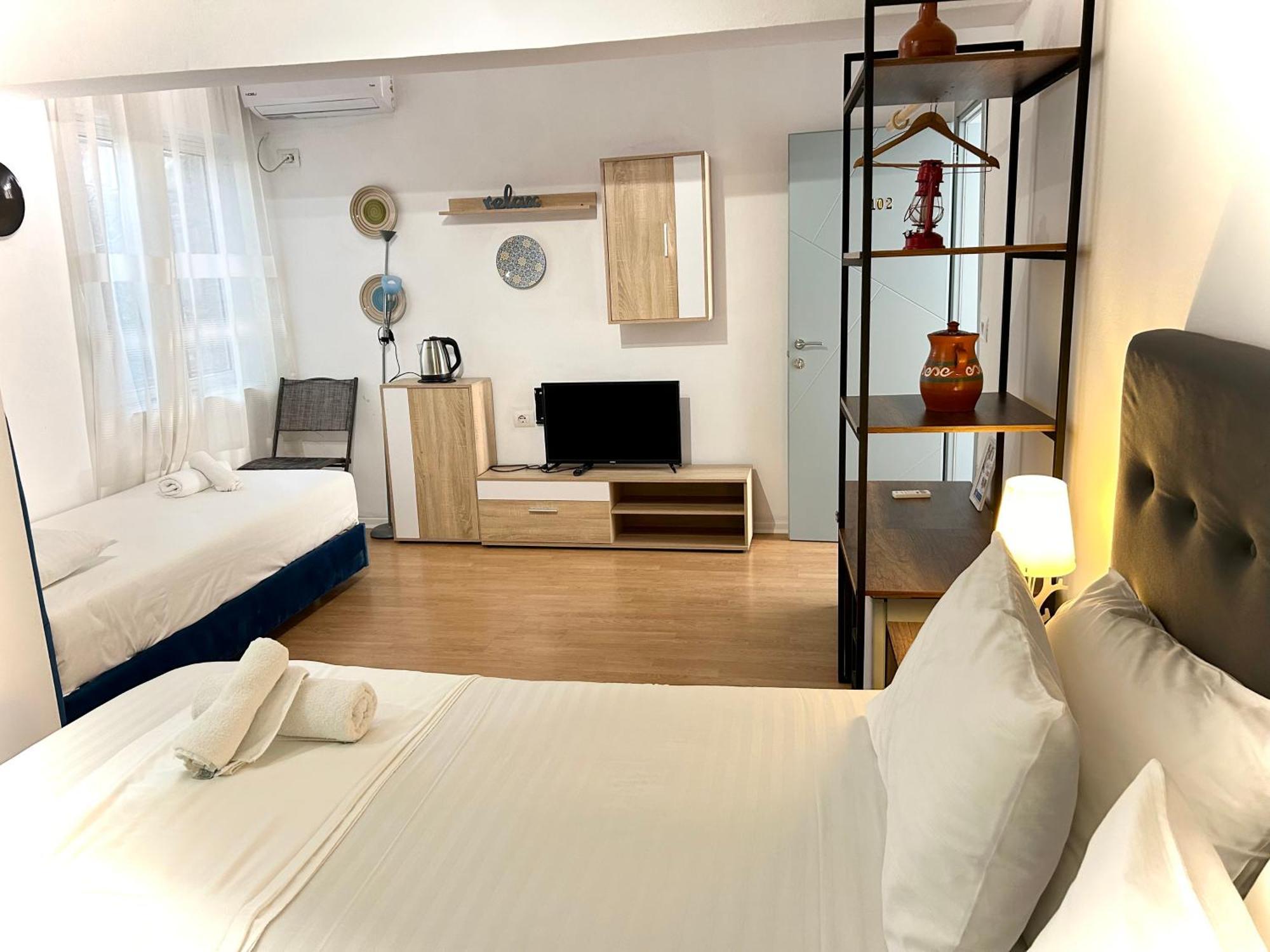 Budget Retreat Tirana & Studios Екстер'єр фото
