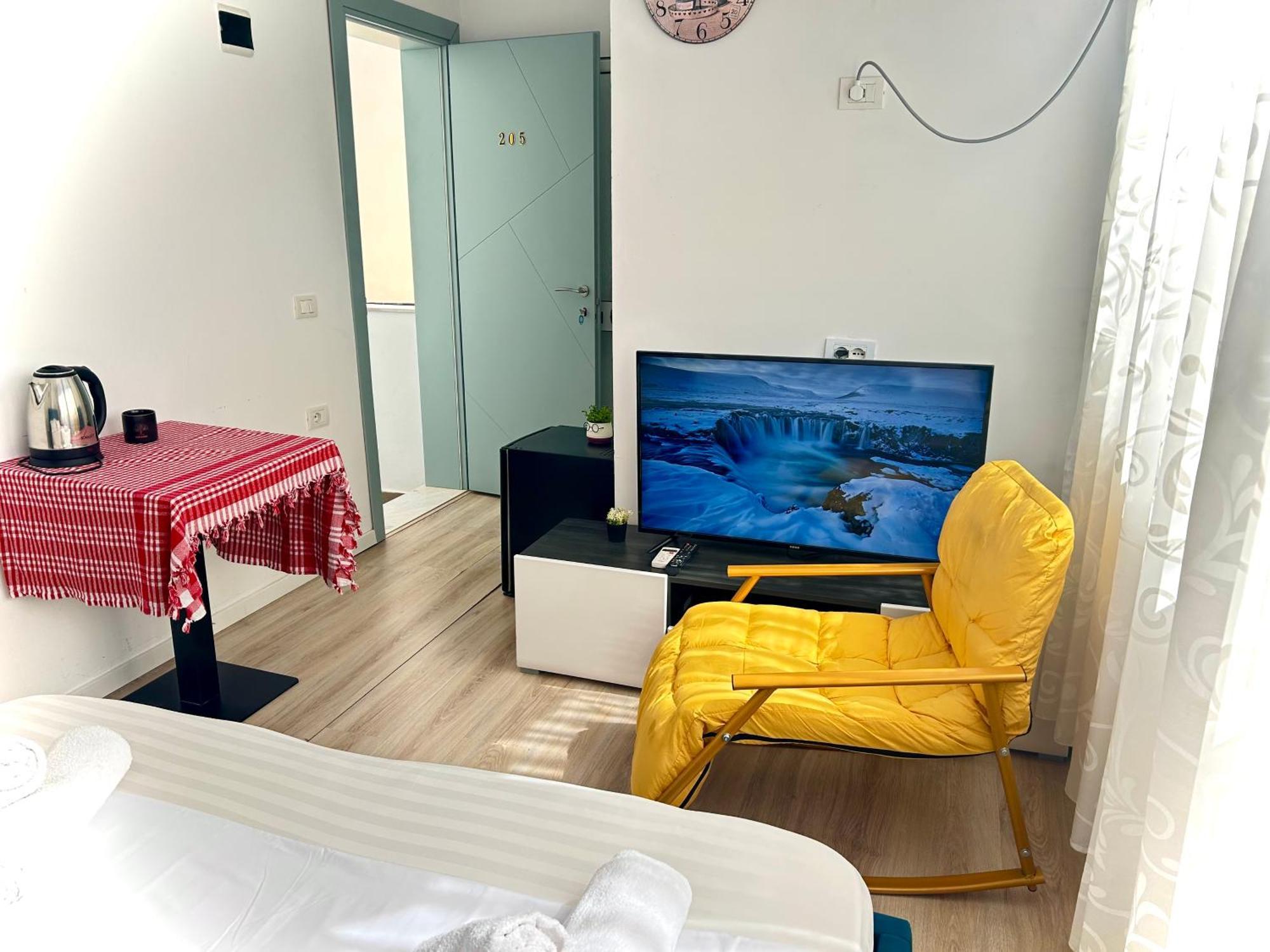 Budget Retreat Tirana & Studios Екстер'єр фото