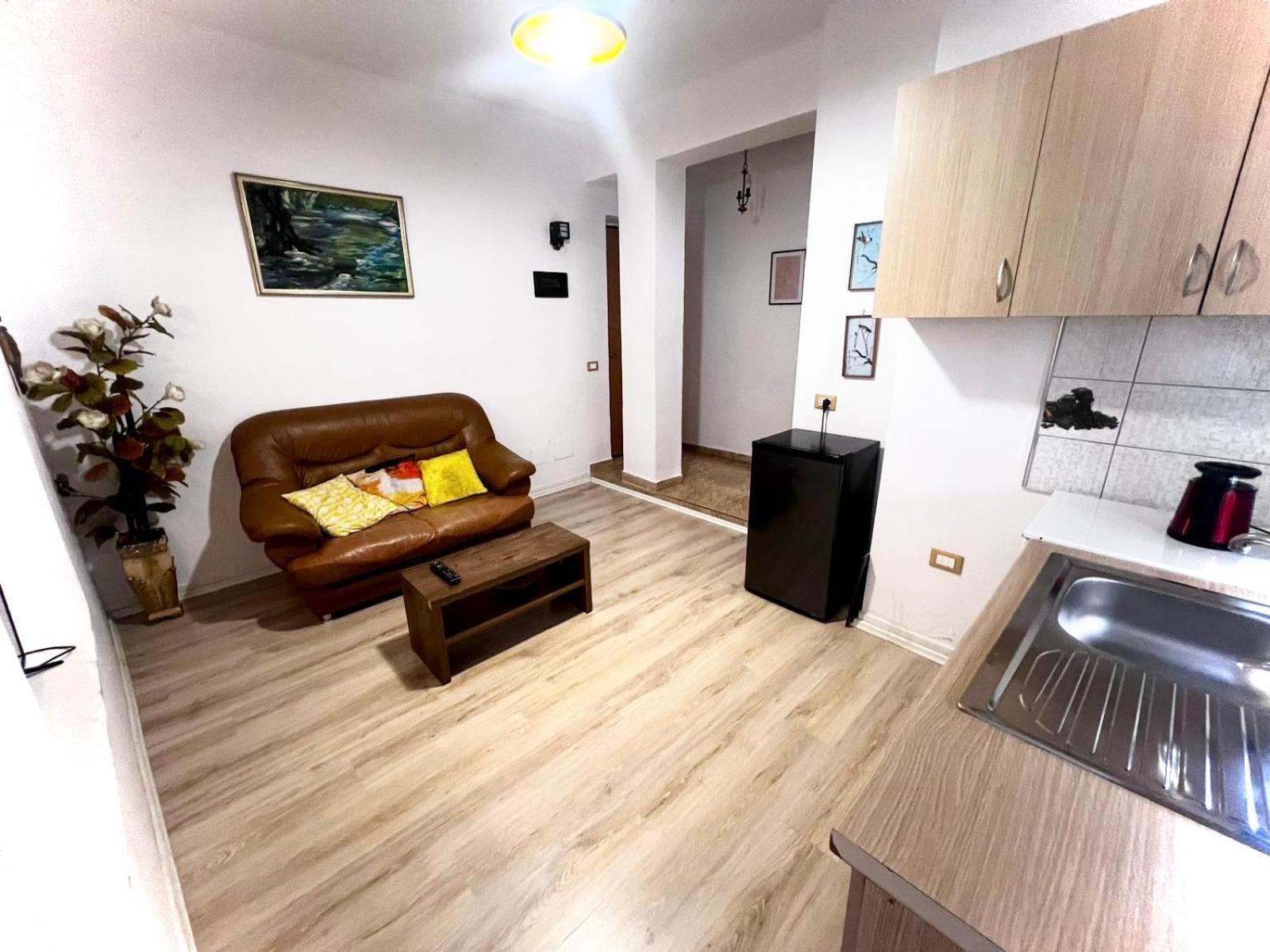 Budget Retreat Tirana & Studios Екстер'єр фото